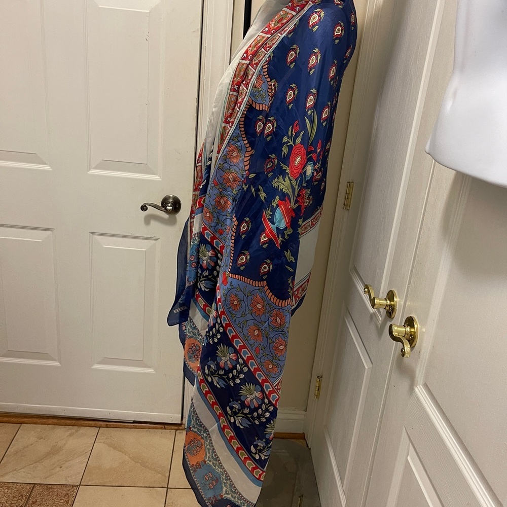 A large 100% silk scarf can be used as a wrapper or Hijab - Picture 4 of 16